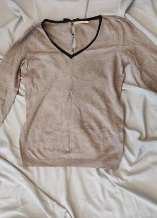 Джемпер со вставками кожи.