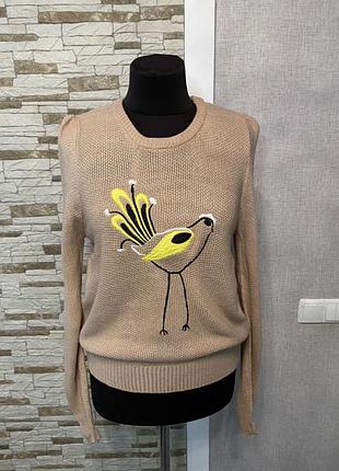Свитер с вышивкой.