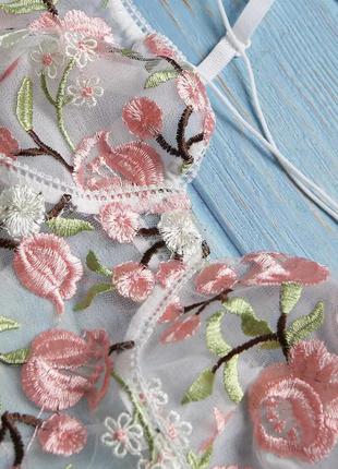 Кружевной боди со шнуровкой и вышивкой