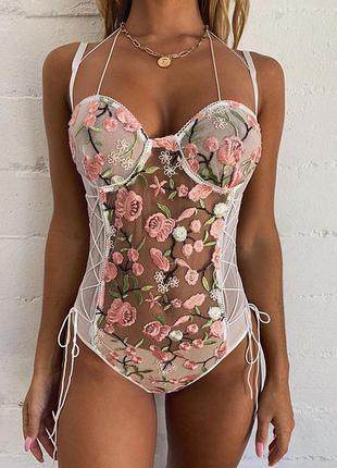 Кружевной боди со шнуровкой и вышивкой