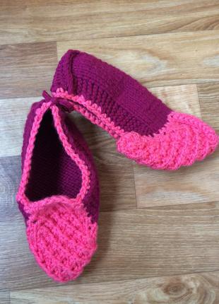 Домашние вязаные тапочки.