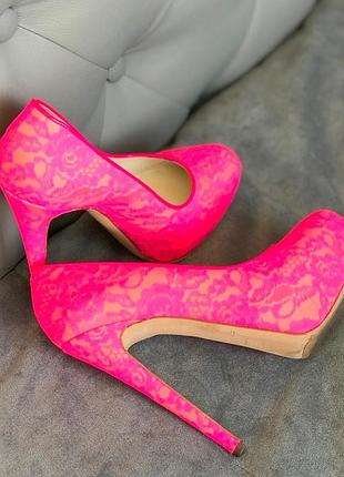Яскраві туфлі c мереживом від бренду brian atwood
