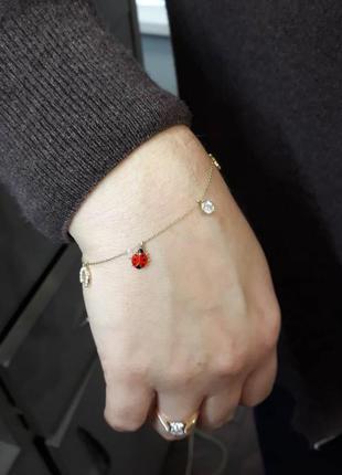 Тонкий золотой браслет с подвесками