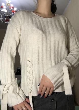 Необычный свитер со шнуровкой1 фото