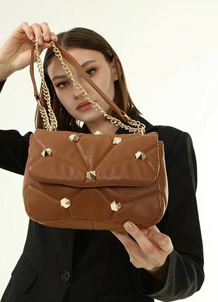 Коричневая женская сумочка на цепочке со стильной геометрической фурнитурой. фирменная турция