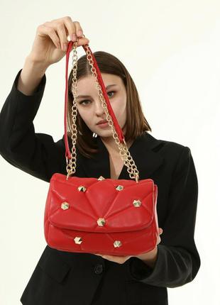 Красная женская сумочка на цепочке со стильной геометрической фурнитурой. фирменная турция