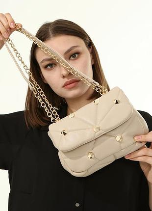 Пудрова жіноча сумочка на ланцюжку зі стильною геометричної фурнітурою. фірмова туреччина