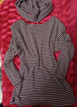 Оригинальная кофта с шарфиком.