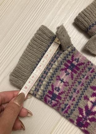 Красивые вязаные митенки перчатки без пальцев с узором скандинавском новогодним8 фото