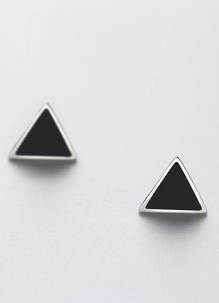 Серебряные сережки-гвоздики черные треугольники серебро1 фото