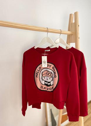 Червоний світшот з нашивкою хелоу кіті