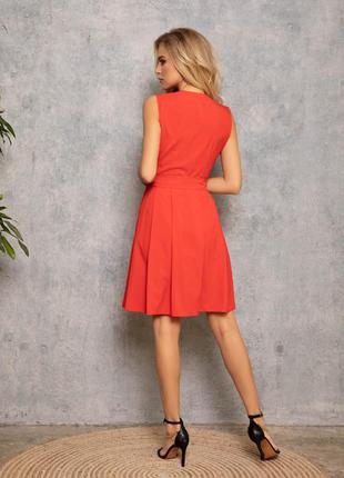 Червона приталена сукня з декольте на запах2 фото