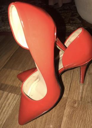Червоні туфлі човники на шпильці1 фото