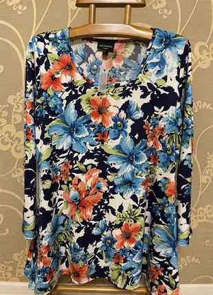 Очень красивая и стильная кофточка в цветах.