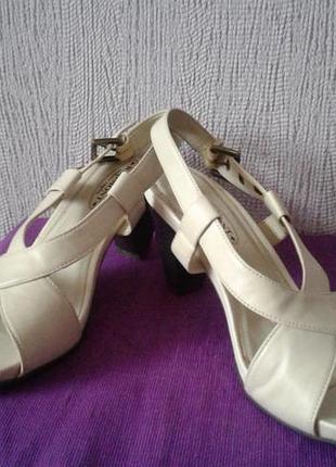 Супер удобные босоножки.