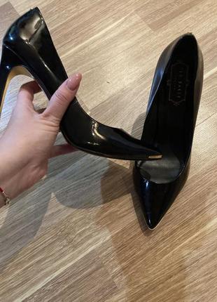 Туфлі човники ted baker лак чорні