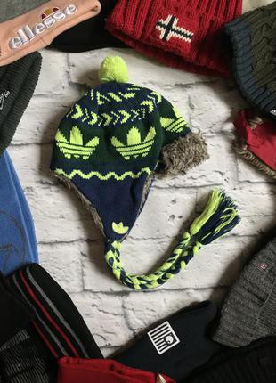 Незвична шапка з косами adidas
