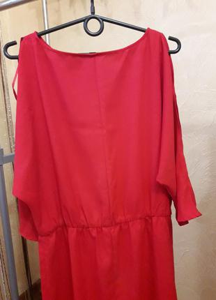 Стильне червона сукня з розрізами на плечах5 фото