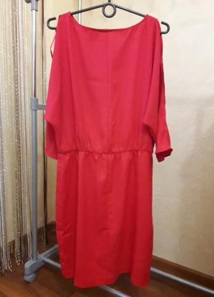 Стильне червона сукня з розрізами на плечах4 фото