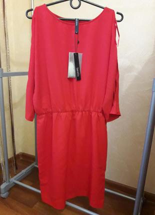 Стильное красное платье с разрезами на плечах
