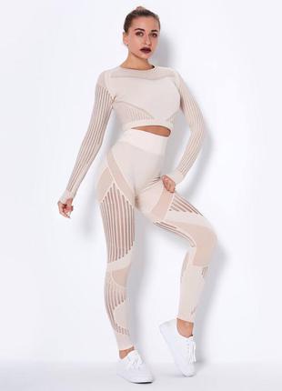 Удобный бесшовный фитнес костюм: лосины и рашгард