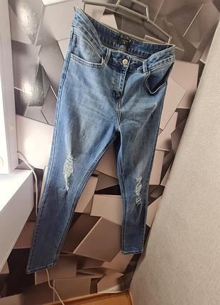 Очень крутые джинсы с дырками на высокой посадке denim