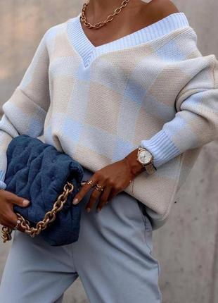 Свитер с v-образным вырезом в голубом цвете