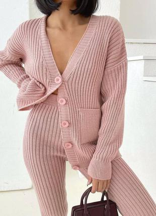 Уютный трикотажный прогулочный костюм с кофтой на пуговицах