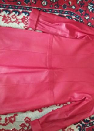 Красный кожаный плащ, пальто.6 фото