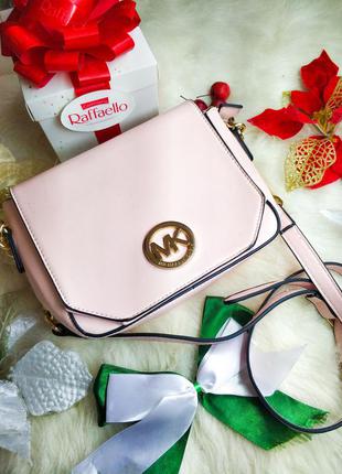 Ніжно рожева сумка на довгій ручці.