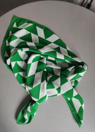 Яркий платок зелёный с белым графический рисунок6 фото