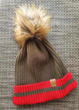 Тепла в'язана шапка з бубоном