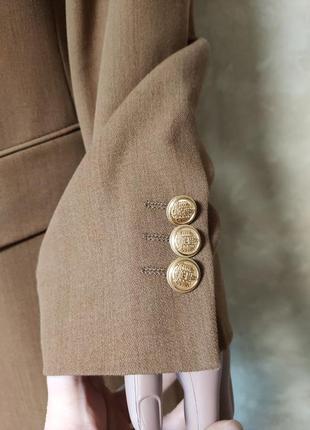 Удлиненный бежевый жакет пиджак на акцентнных золотых пуговицах англия lanaby's4 фото