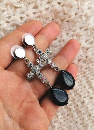 Стилізовані сережки з хрестиками і крапельками натурального темного авантюрину4 фото