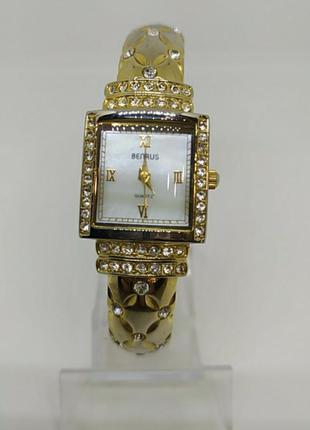 Винтажные часы браслет с камнями золотого цвета benrus