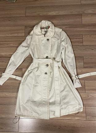 Класичний тренч молочного кольору