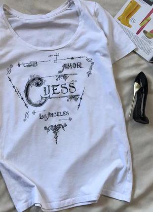 Белая брендовая футболка от guess