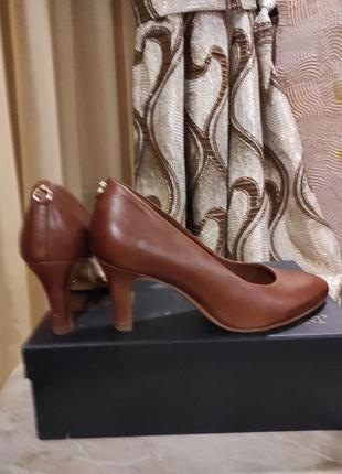 Кожаные классические туфли tamaris2 фото