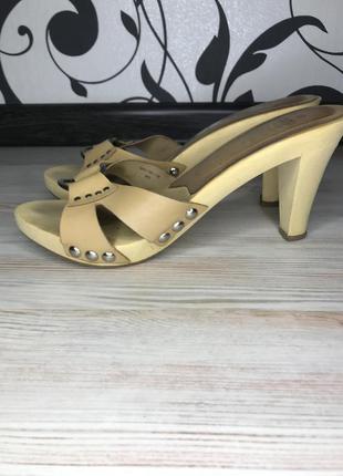 Шльопанці, босоніжки