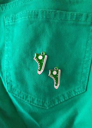 Джинсы зелёные со значками в виде кед3 фото