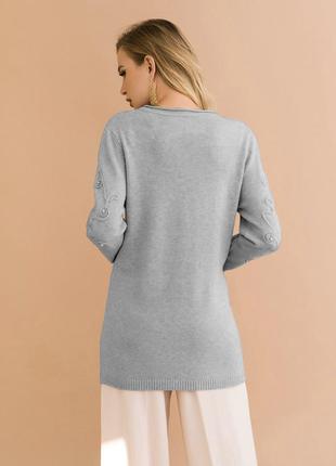 Сірий вовняний светр з декором на рукавах3 фото