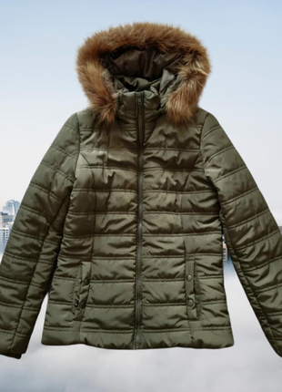 Демісезонна нова тепла німецька коротка зелена / болотна / кольору хакі куртка з хутряним капюшоном.