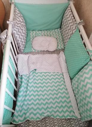 Гарний набір постілі в дитяче ліжечко
