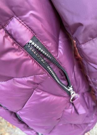 Довге зимове пальто з шарфом фіолетового кольору8 фото