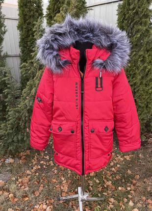 Зимова куртка червоного кольору з опушкою на капюшоні