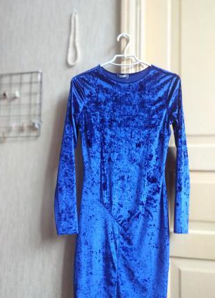 Велюровое платье вечернее миди цвет ультрамарин бархатное платье с рукавом
