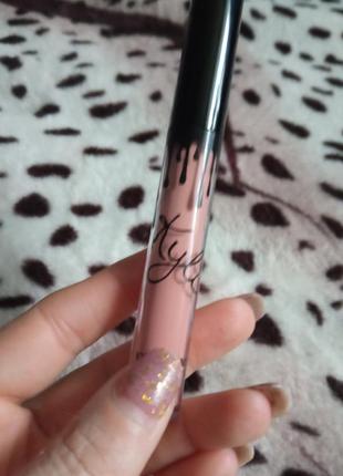 Помада матова, стійка.