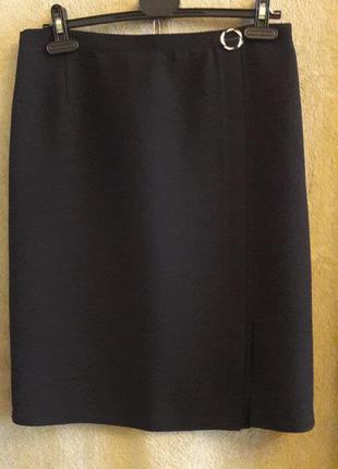 Пряма чорна спідниця з розрізом збоку.