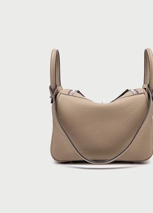 Женская кожаная бежевая  брендовая сумка4 фото