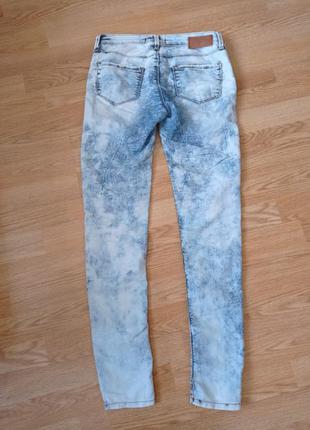 Лёгкие фирменные джинсы с потертостями.2 фото